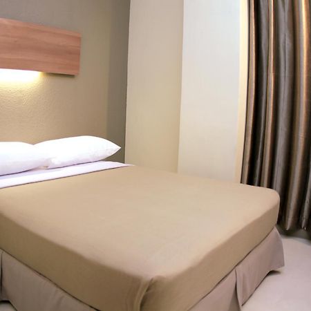 The Center Suites Cebu Екстериор снимка