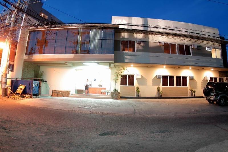 The Center Suites Cebu Екстериор снимка