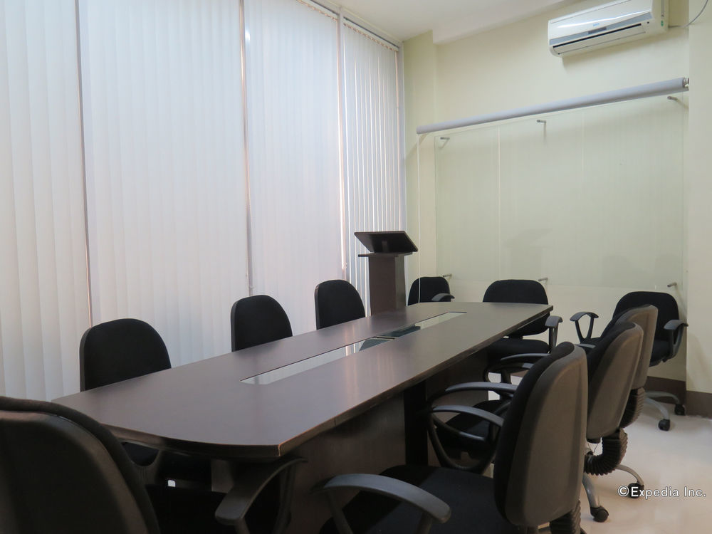 The Center Suites Cebu Екстериор снимка