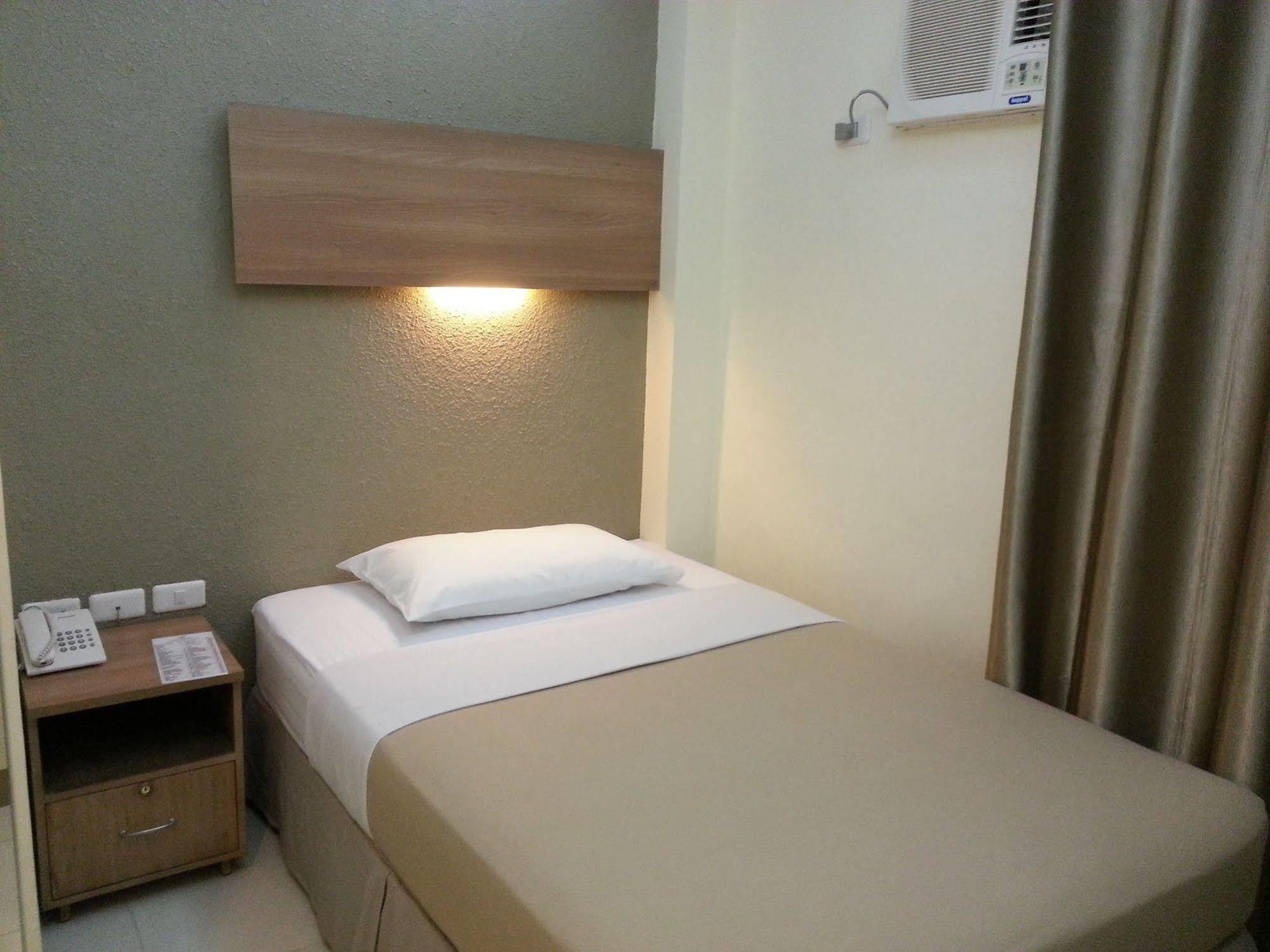 The Center Suites Cebu Екстериор снимка