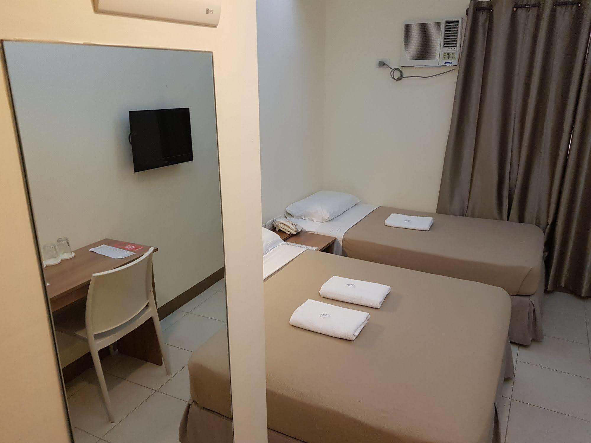 The Center Suites Cebu Екстериор снимка