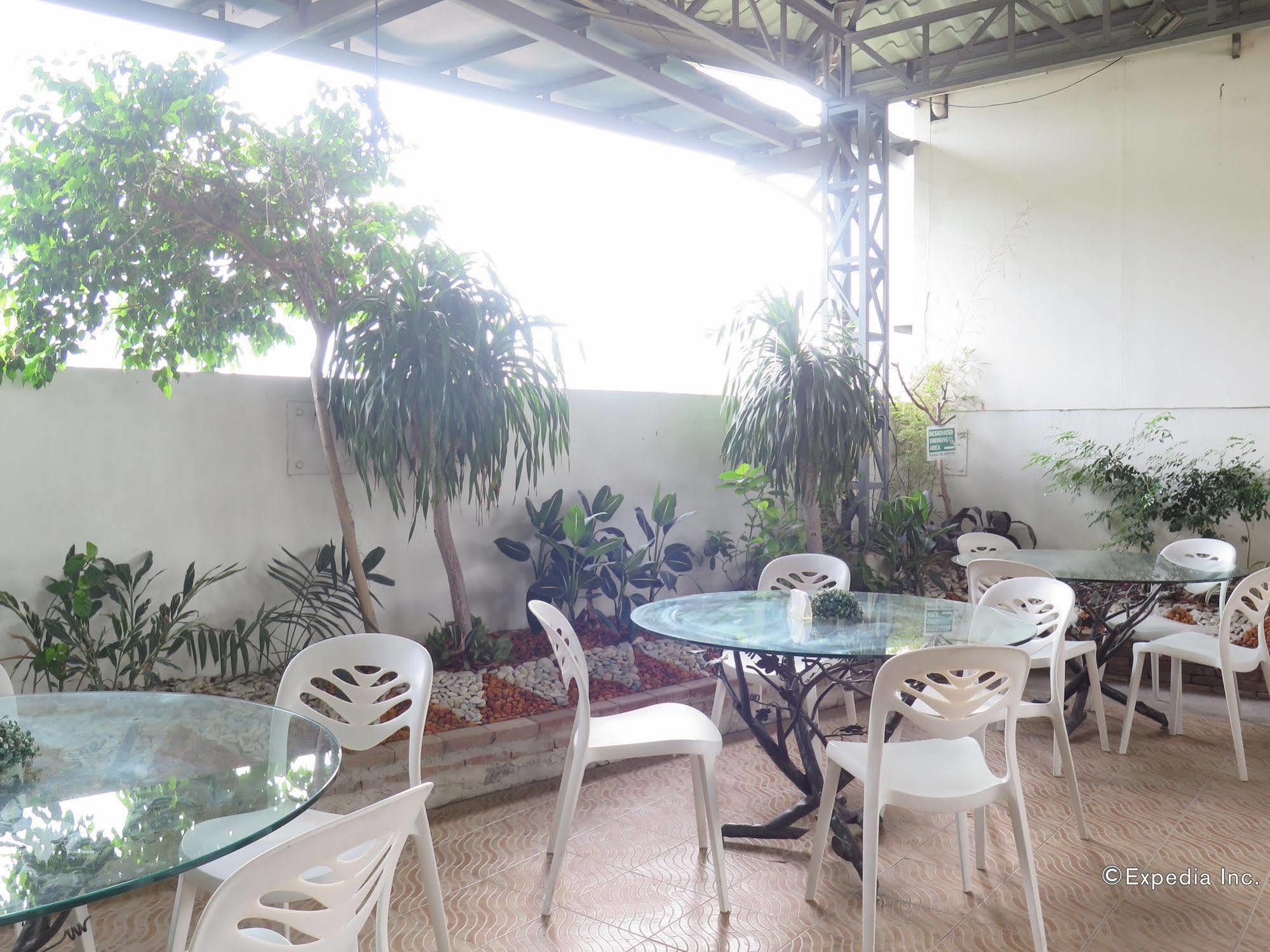The Center Suites Cebu Екстериор снимка