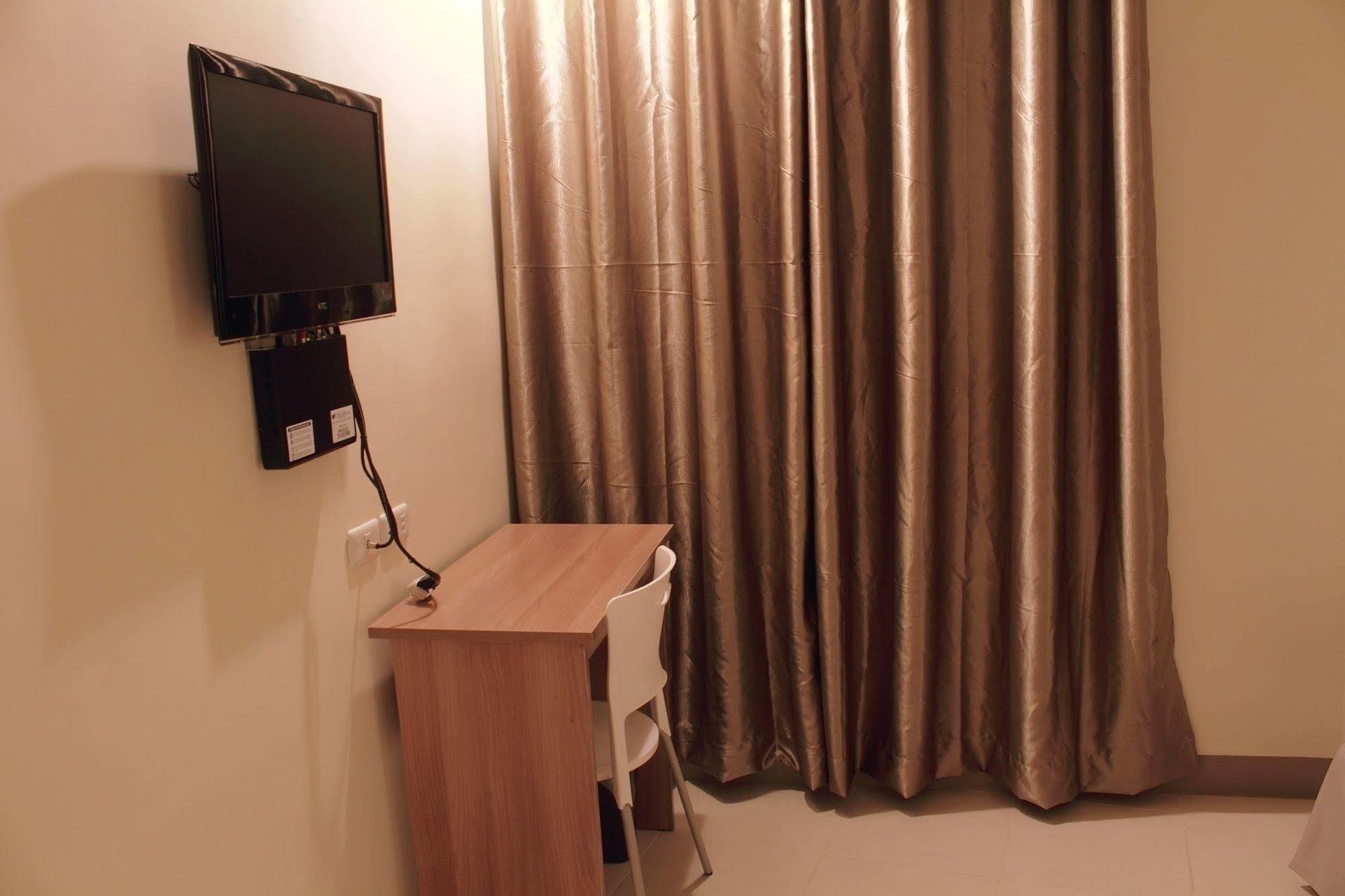 The Center Suites Cebu Екстериор снимка