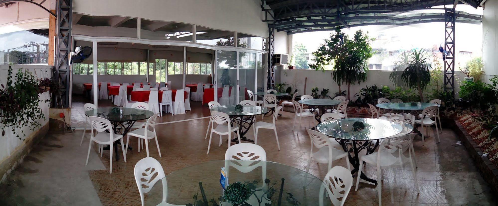 The Center Suites Cebu Екстериор снимка