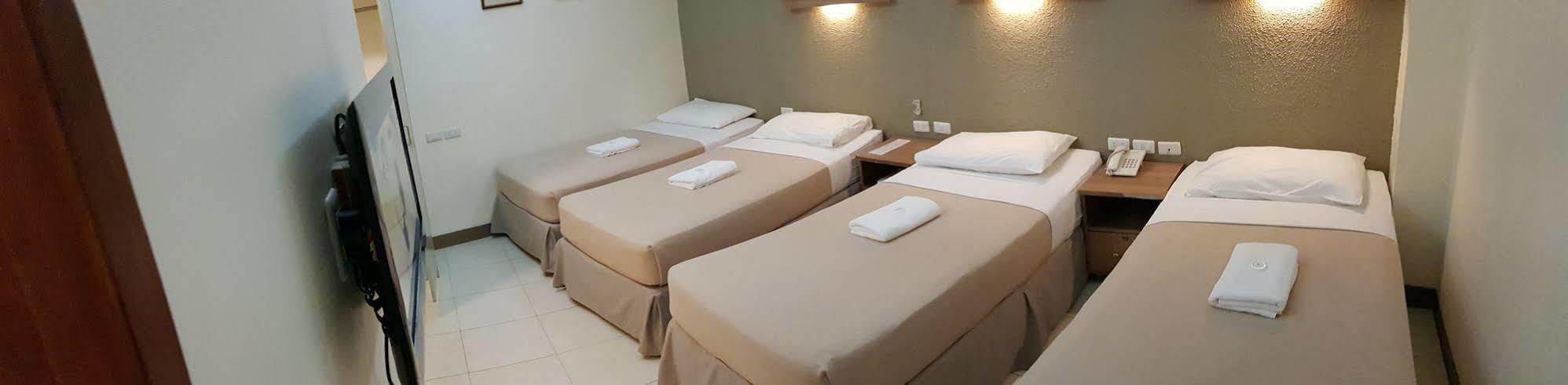 The Center Suites Cebu Екстериор снимка