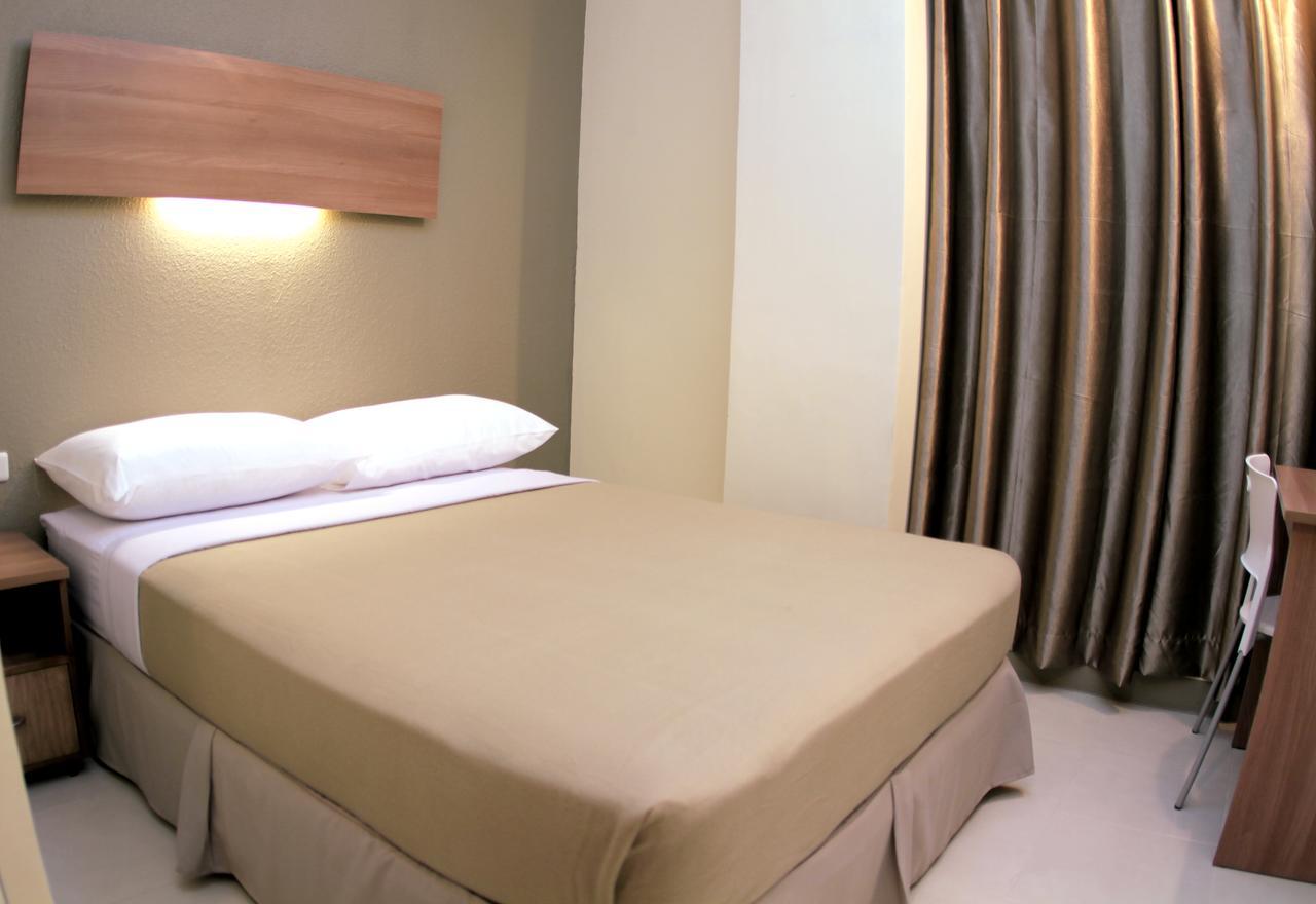 The Center Suites Cebu Екстериор снимка